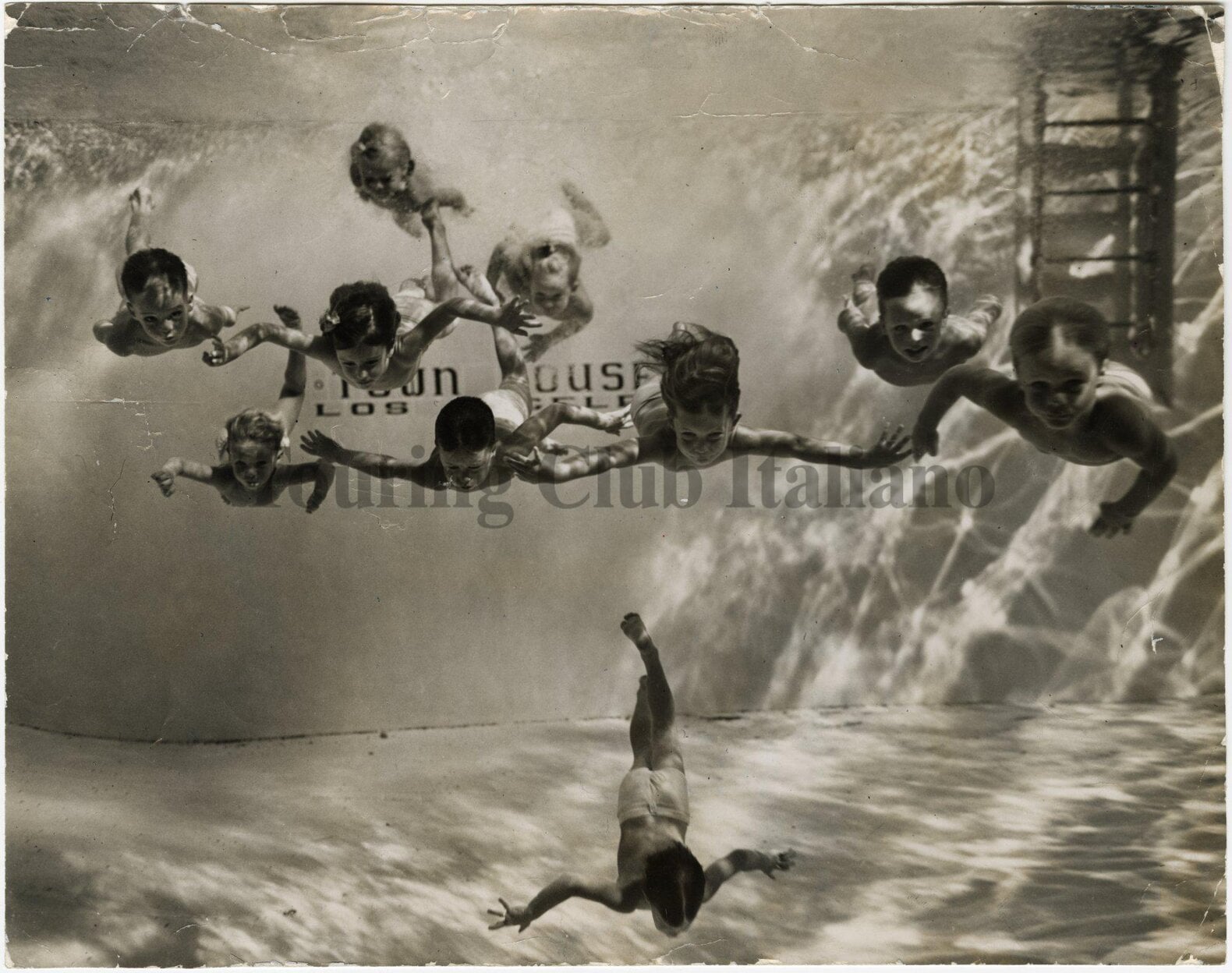 Bambini in allenamento sott'acqua in una scuola di nuoto negli Stati Uniti, 1952